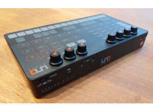 IK Multimedia UNO Synth (51010)