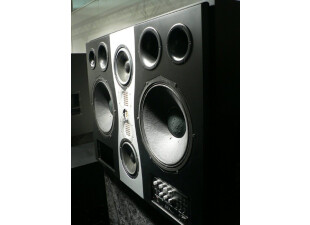 Non, ce ne sont pas les enceintes de Dark Vador...