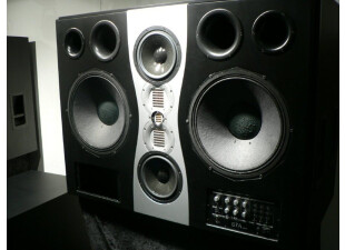 ...mais l'enceinte S7A mk2, un bébé de 260 kg...