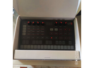 IK Multimedia UNO Synth (83075)