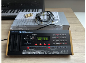 Roland D-05 (7986)