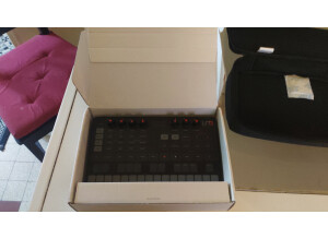 IK Multimedia UNO Synth (32487)