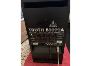 Behringer Truth B2092A