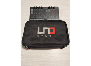 IK Multimedia UNO Synth (1680)