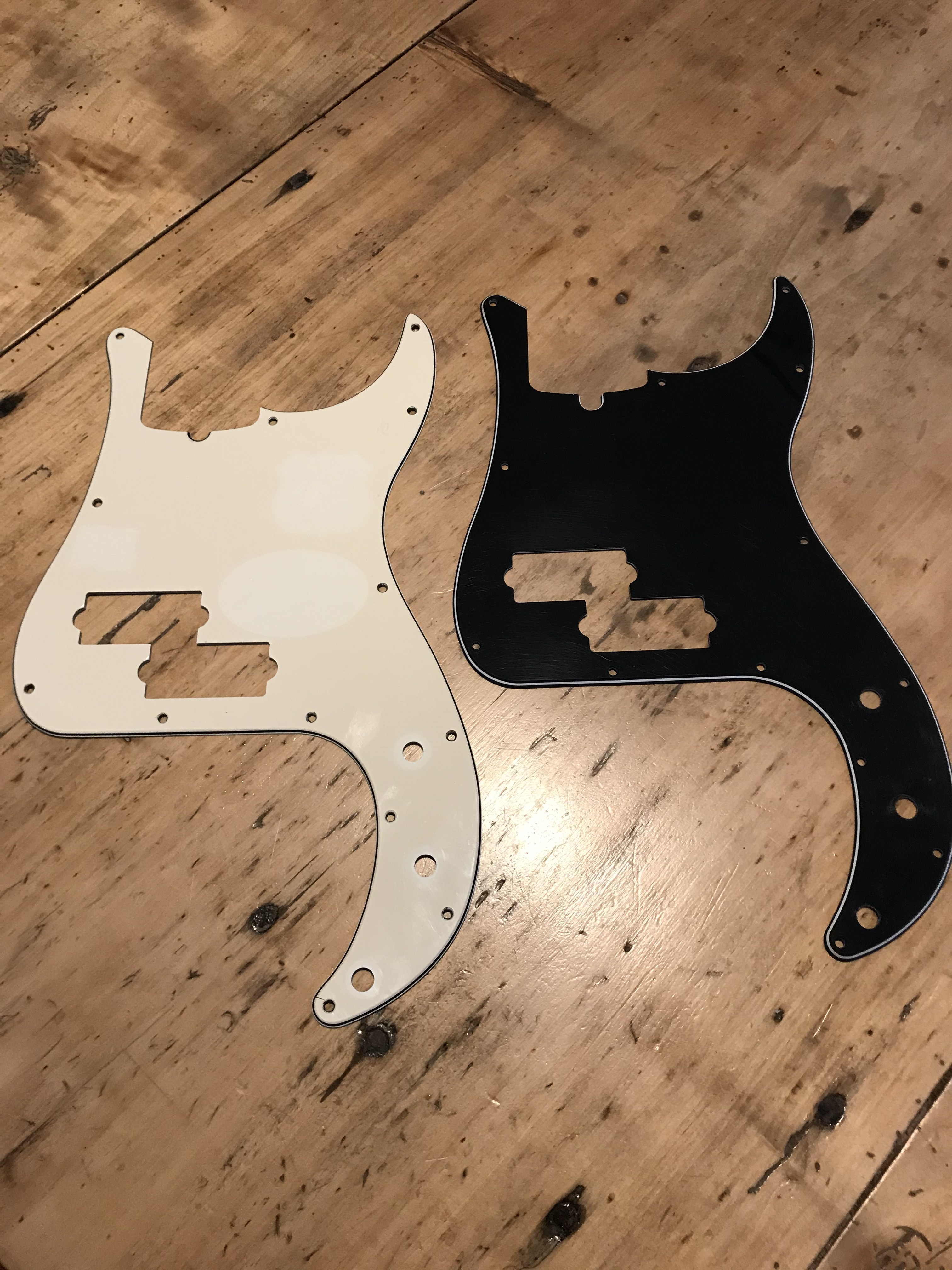 Pickguard Precision blanc 13 trous 