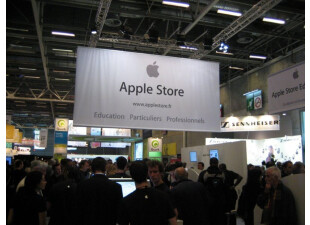 Gros stand pour l'Apple Store, attestant de la vocation essentiellement commerciale du salon...