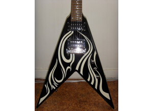 B.C. Rich Metal Master V - KK Onyx Tribal Fire White (74032)