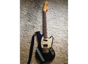 Fender [Artist Series] Kurt Cobain Mustang - Dark Lake Placid Blue w/ Competition Stripe