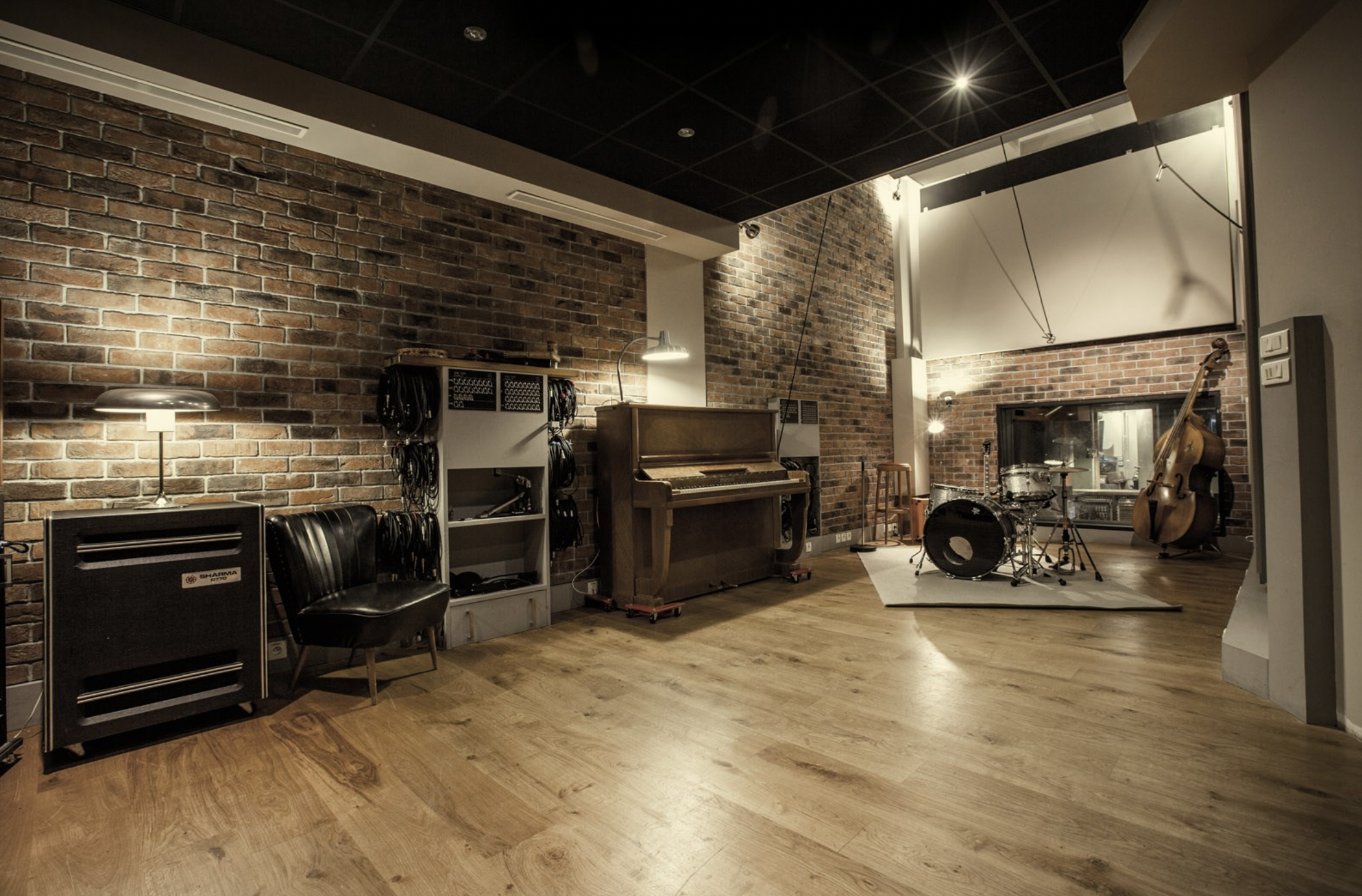 Instruments et mat&eacute;riels audio : Cabine 03