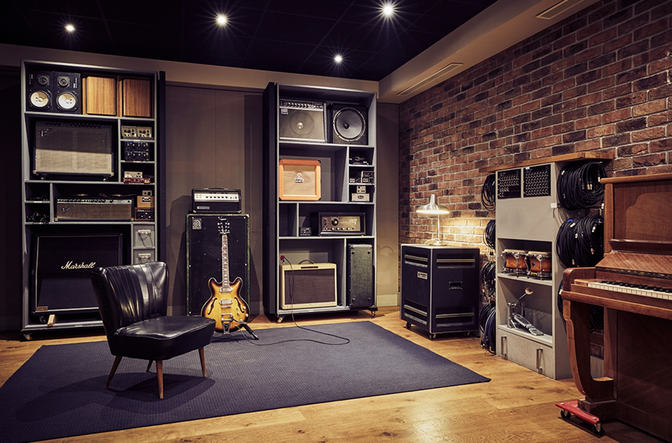 Instruments et mat&eacute;riels audio : Cabine 02