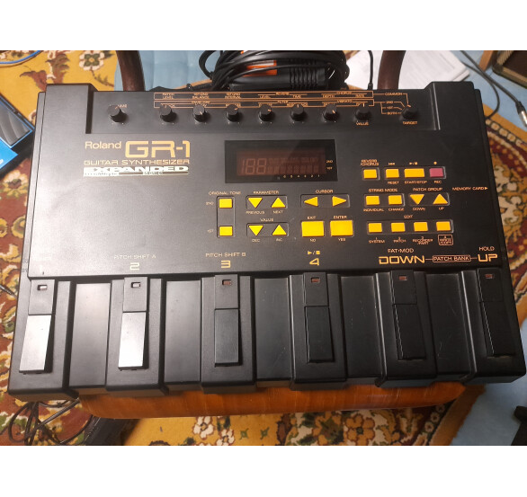 Roland GR-1 Guitar Synthesizer (84515)