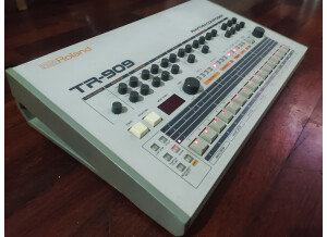 Roland TR-909 (24355)