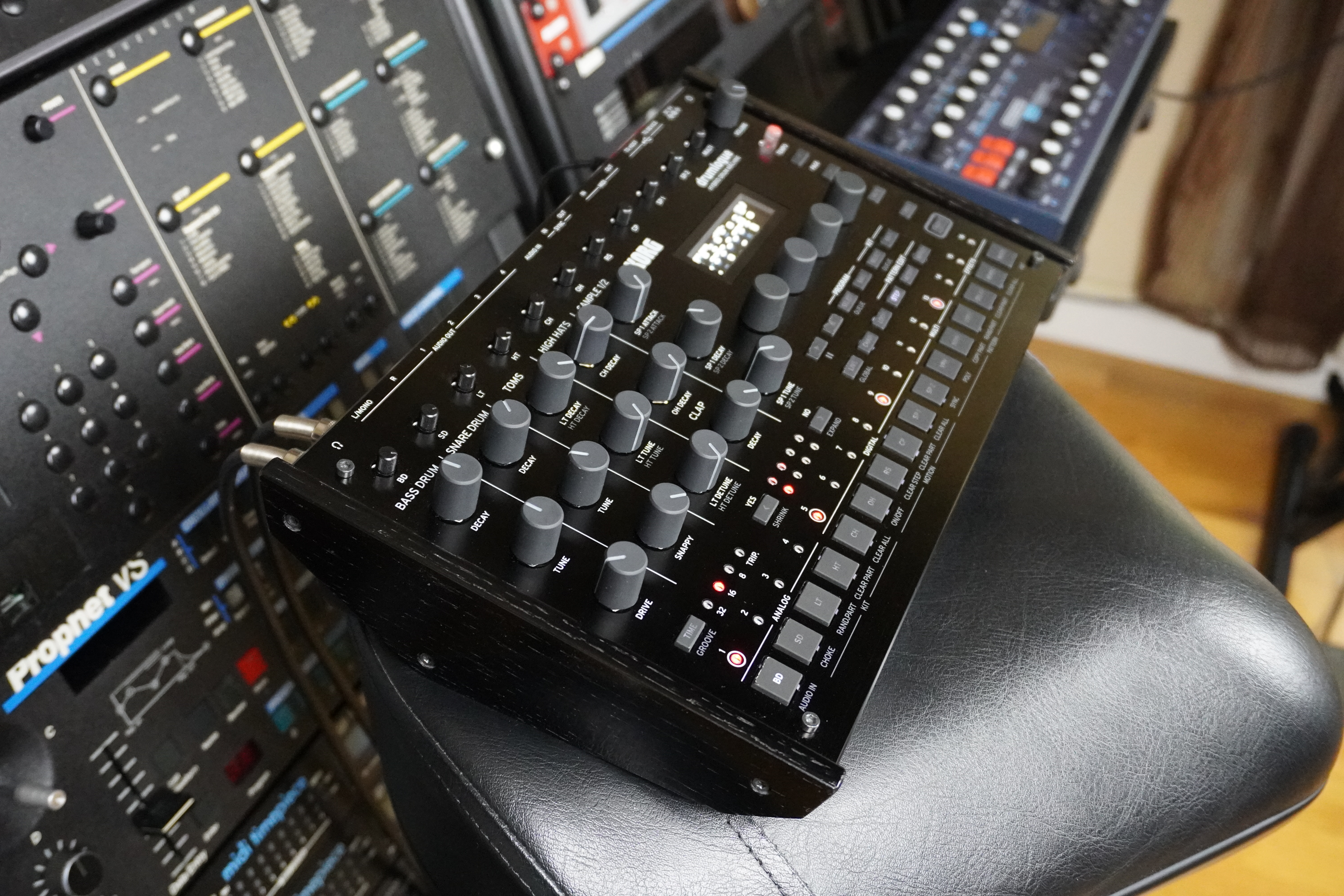 Drumlogue 2tof 03 Trois quart avant gauche