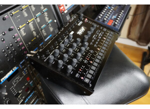 Drumlogue 2tof 03 Trois quart avant gauche