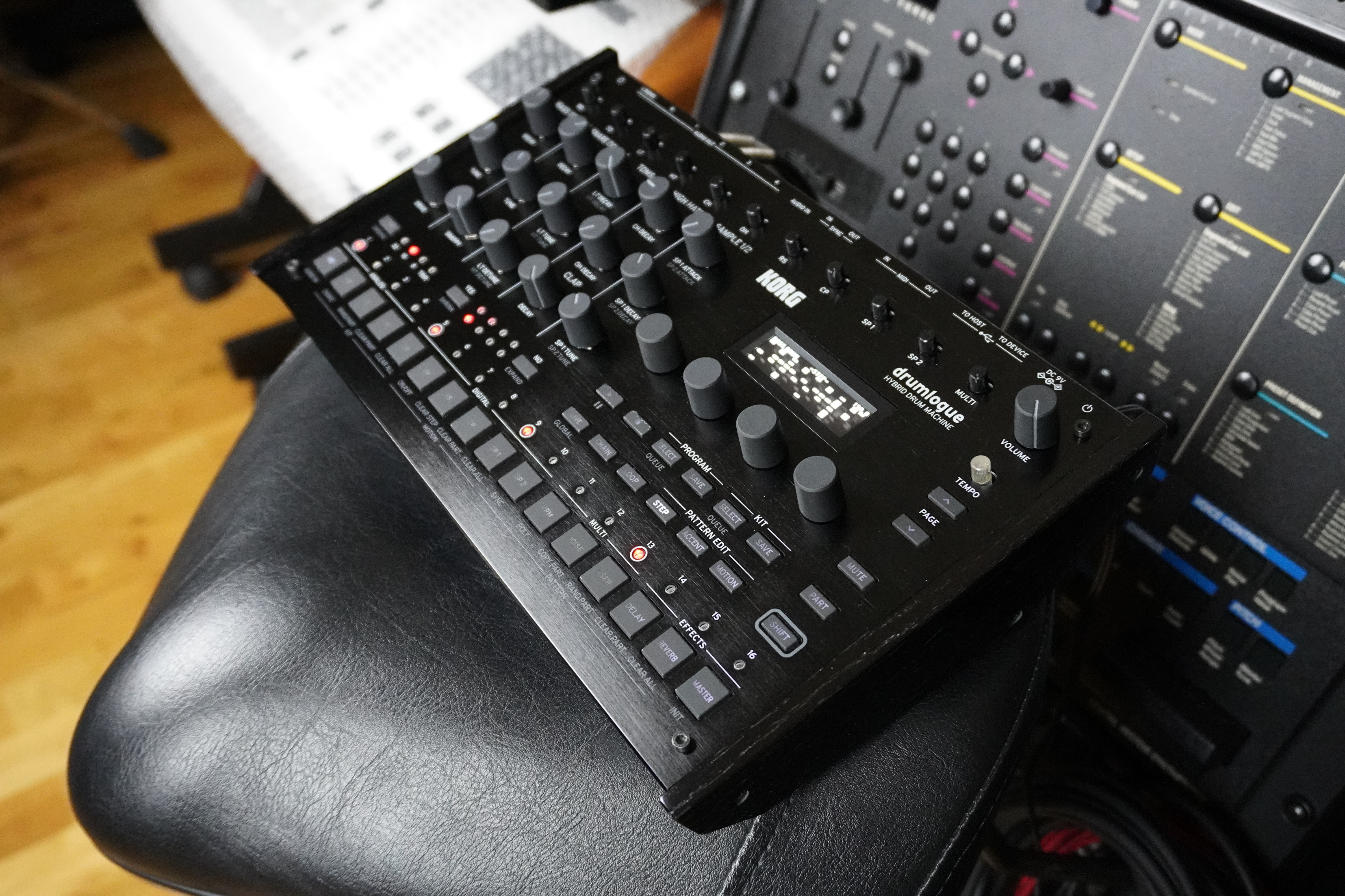 Drumlogue 2tof 05 Trois quart avant droit