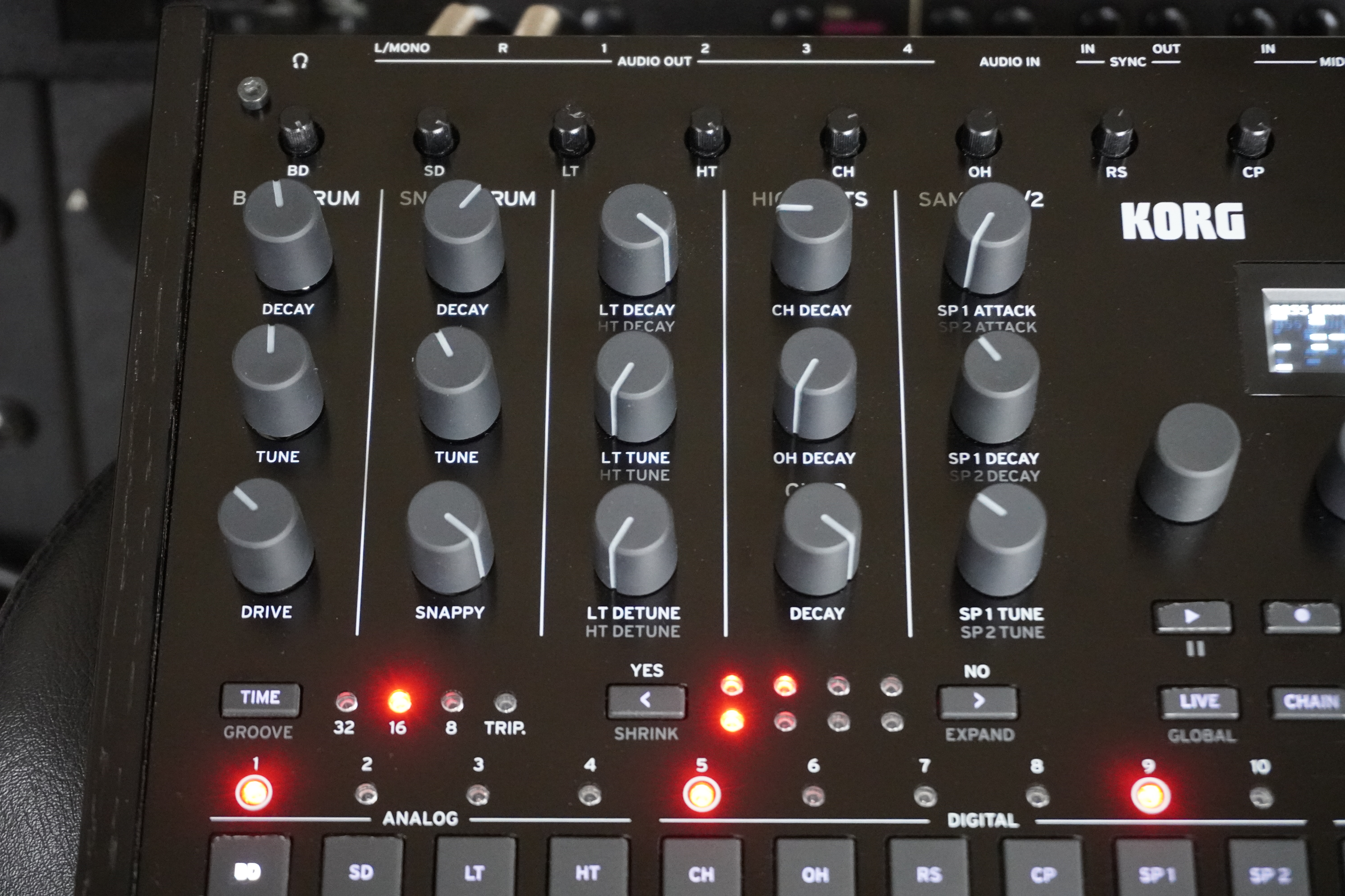 Drumlogue 2tof 09 Dessus gauche serr&eacute;