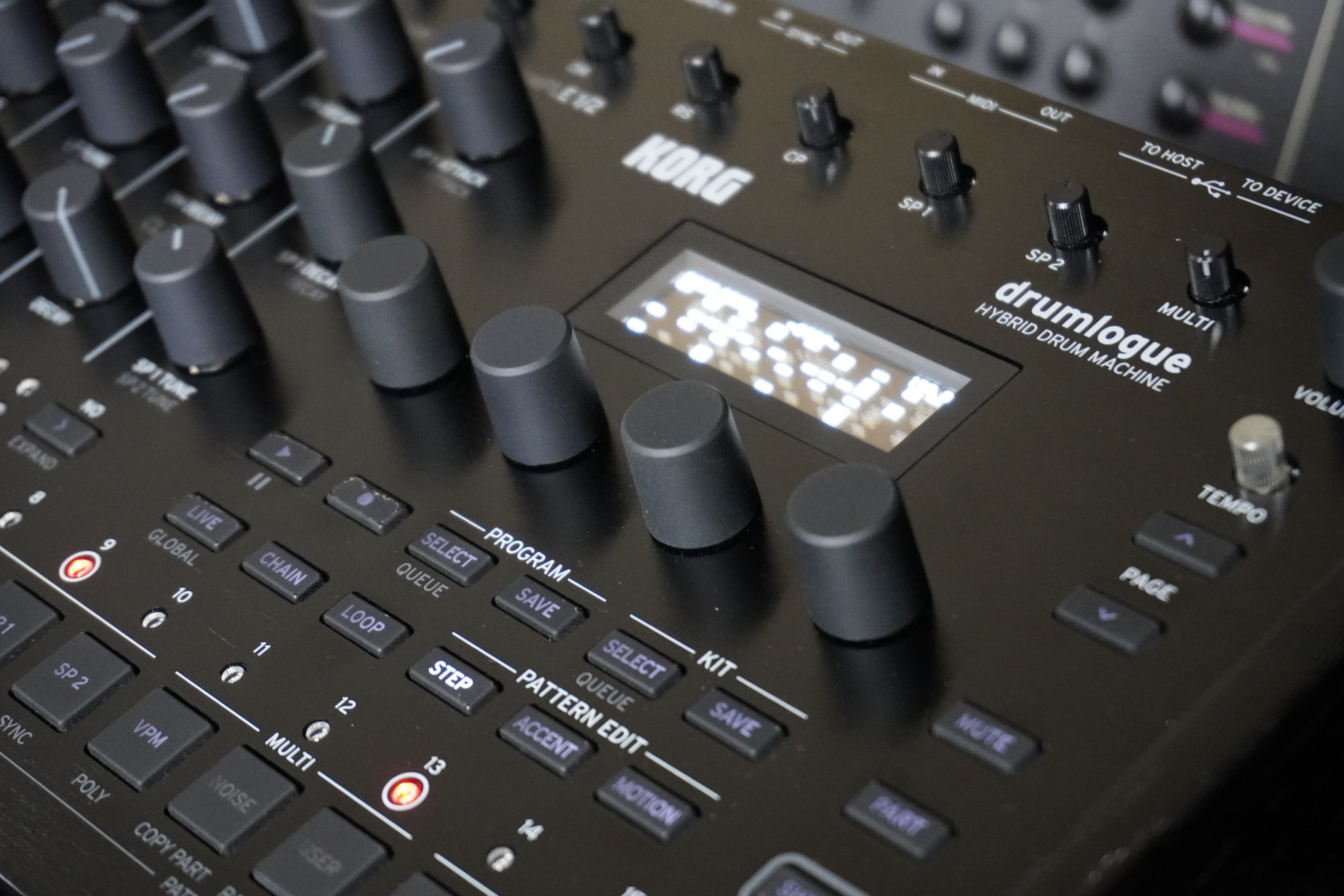 Drumlogue 2tof 12 Trois quart droit serr&eacute;