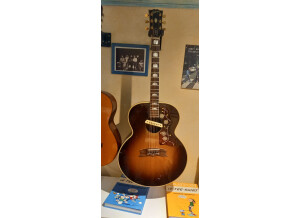 Gibson J-200 Standard