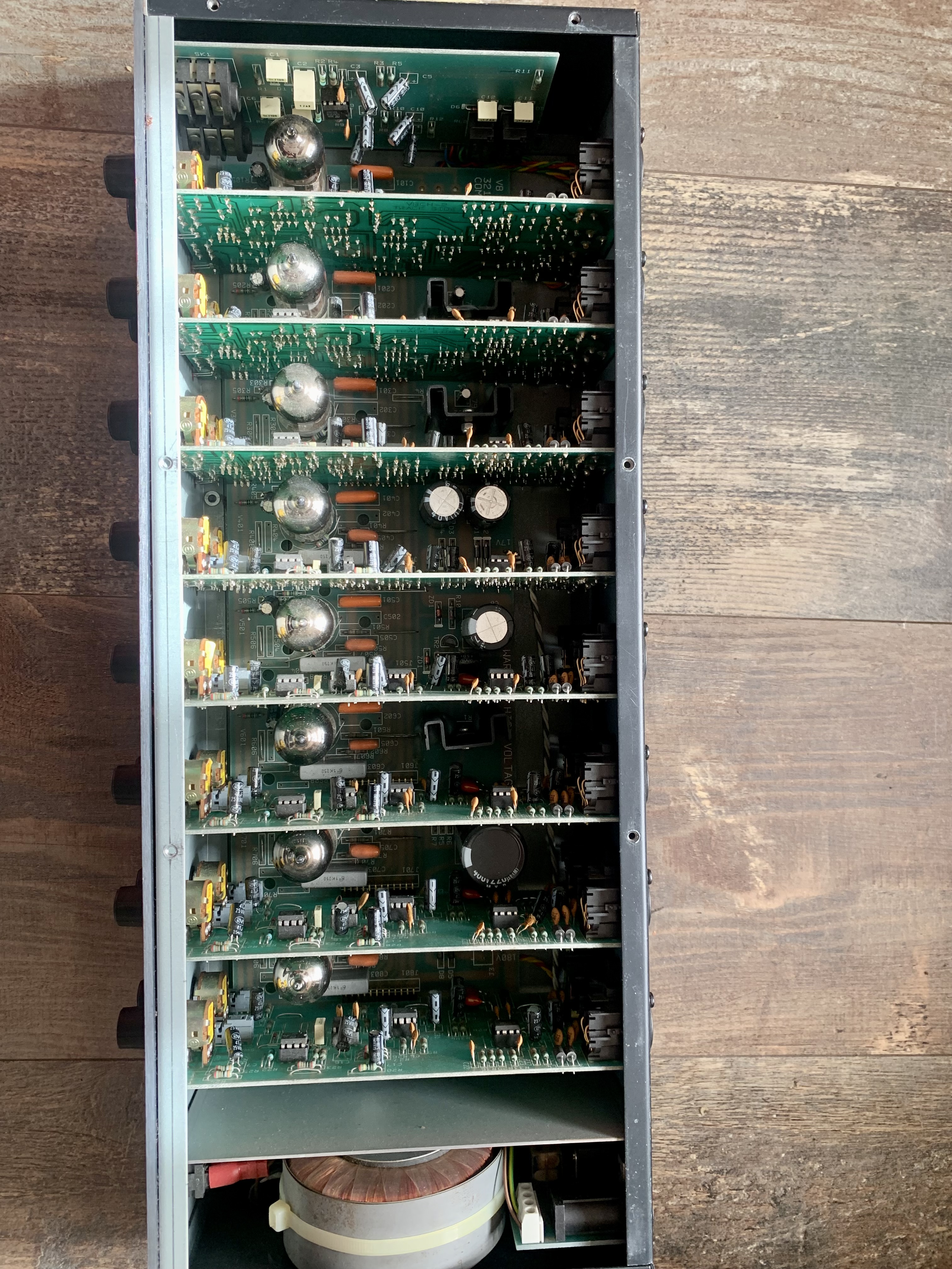 LA audio V8 b