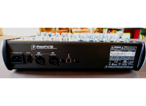 table Mackie derrière