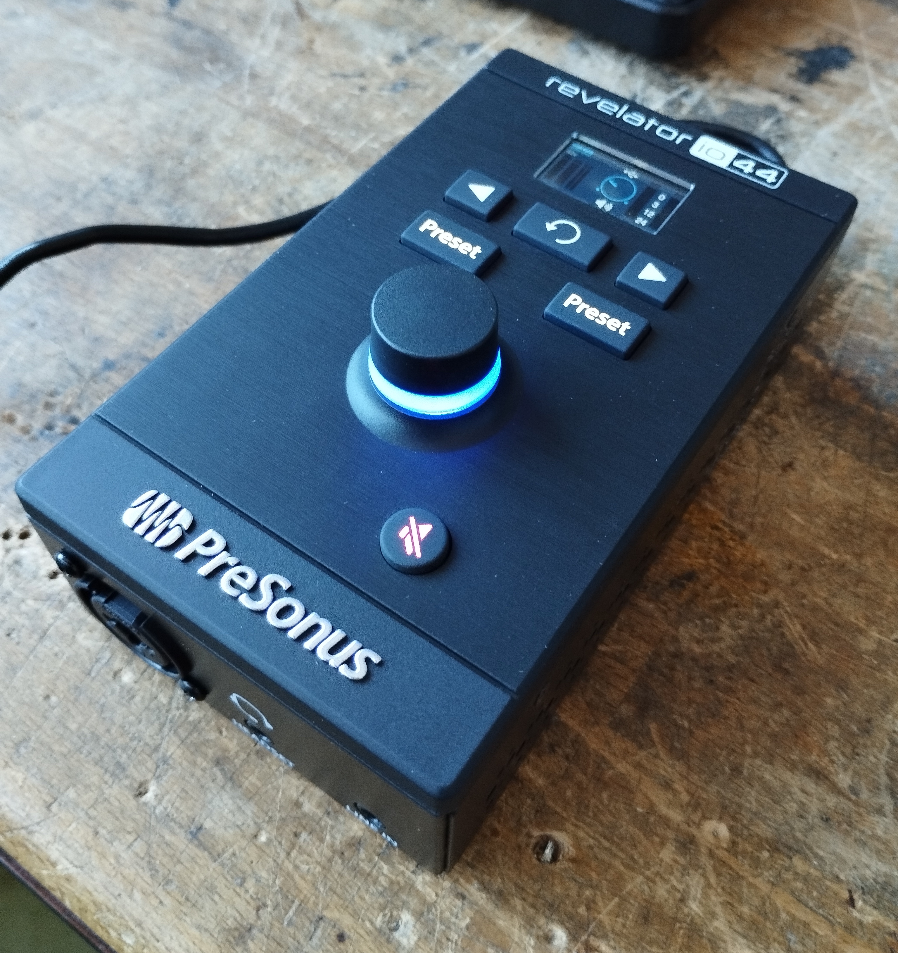 Revelator io44 dessus