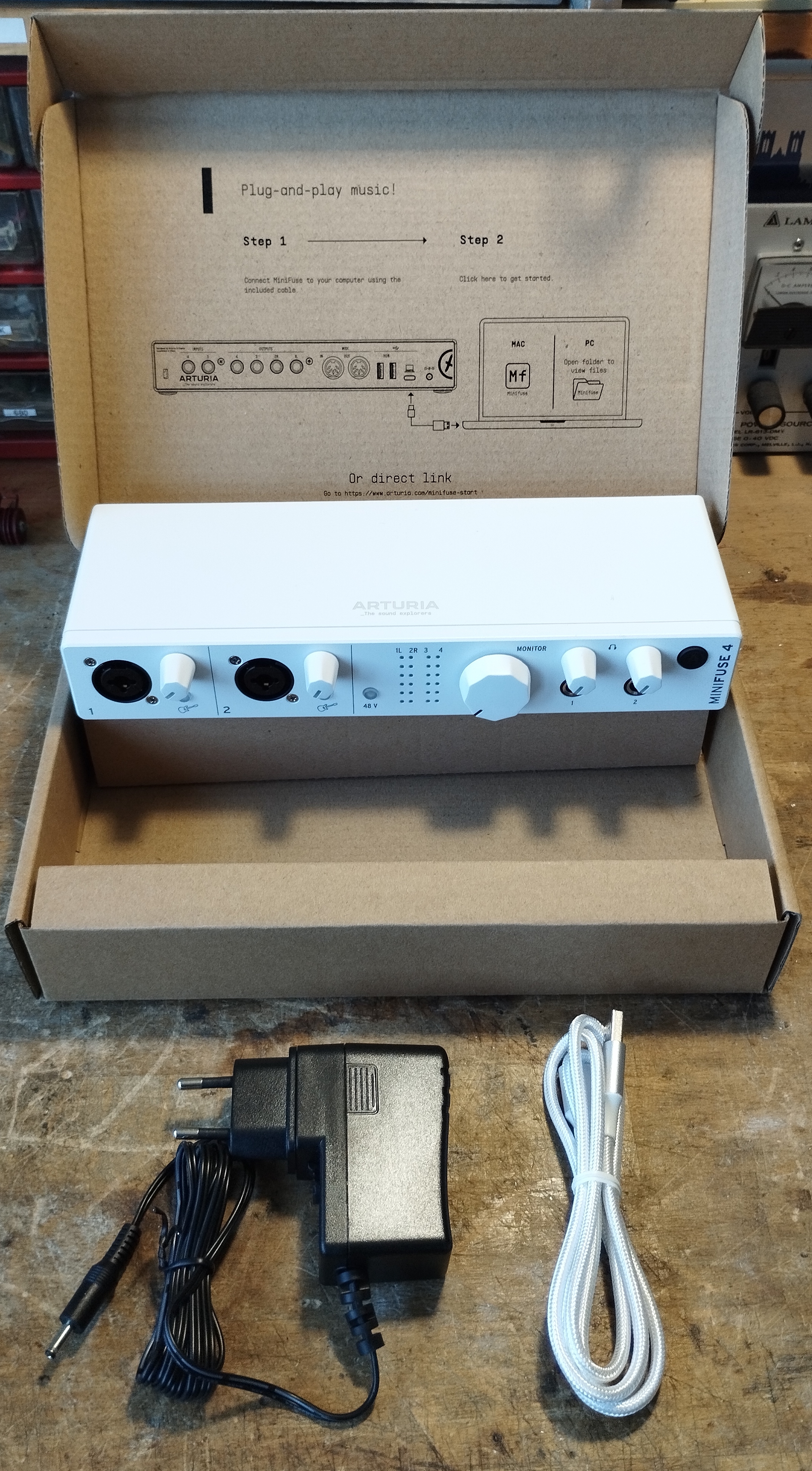 Arturia Minifuse 4 avec accessoires