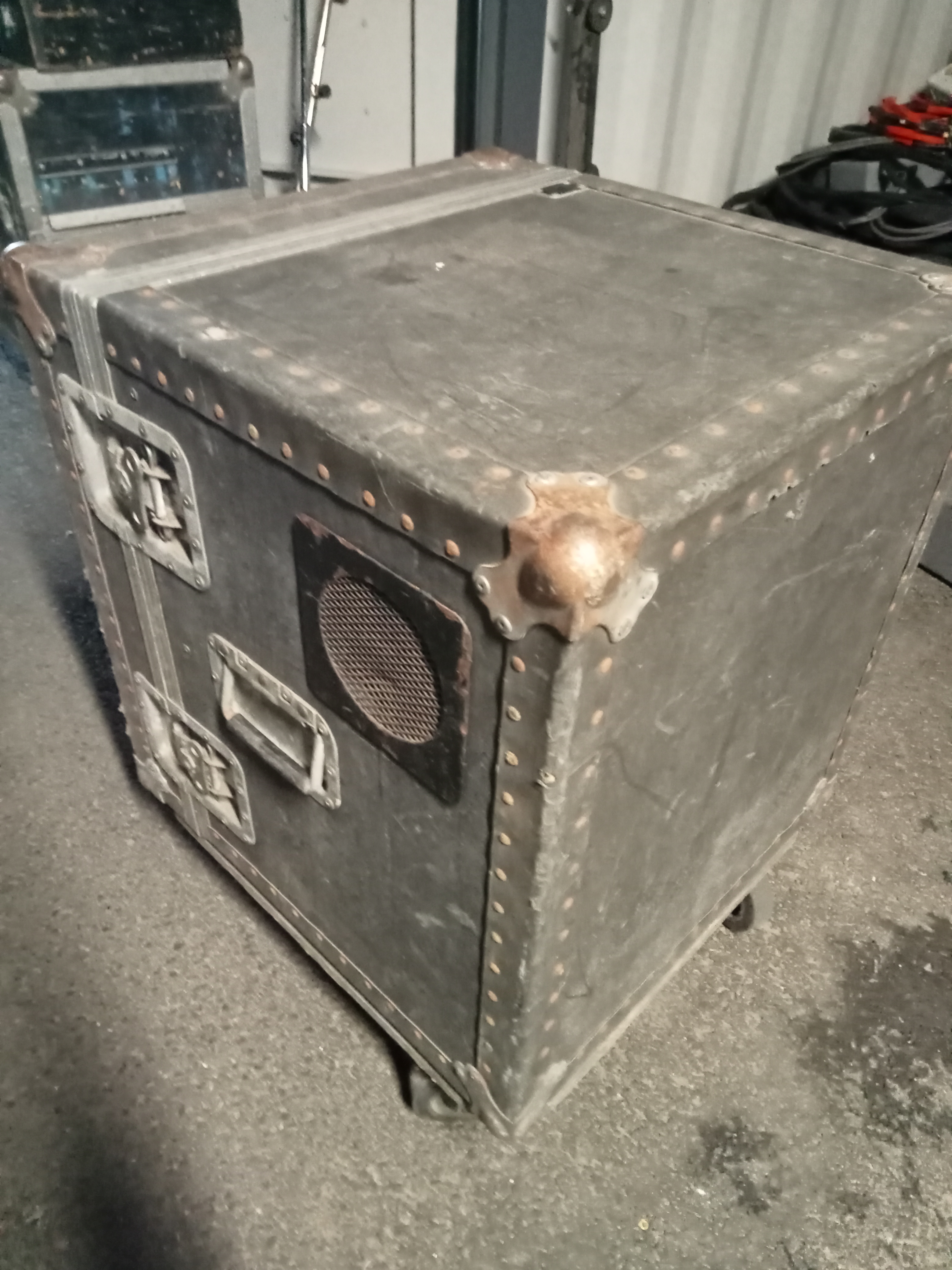 RACK GRIS 12 U AVEC ROULETTES