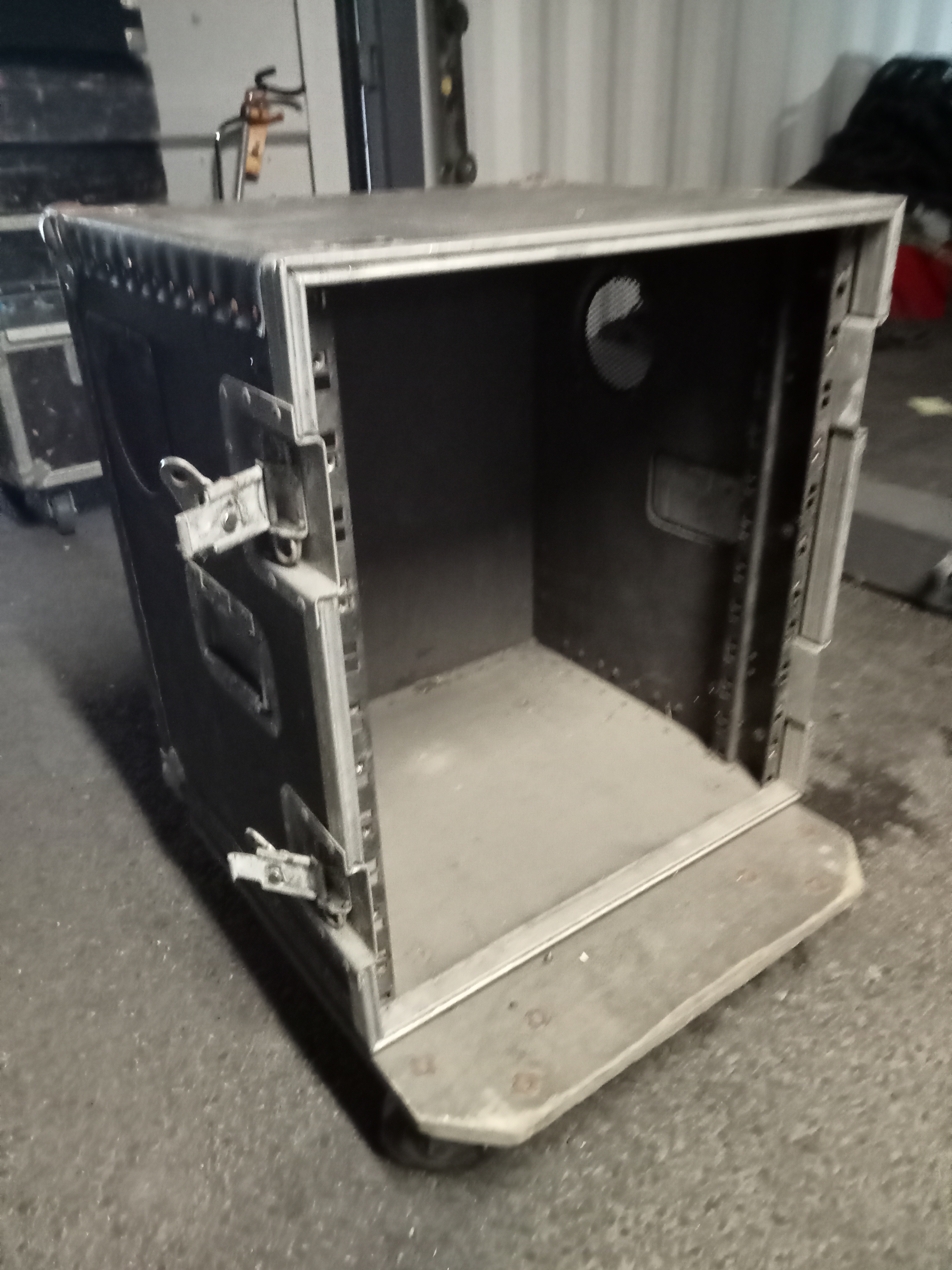 Proto RACK 12 U AVEC ROULETTES (52631)