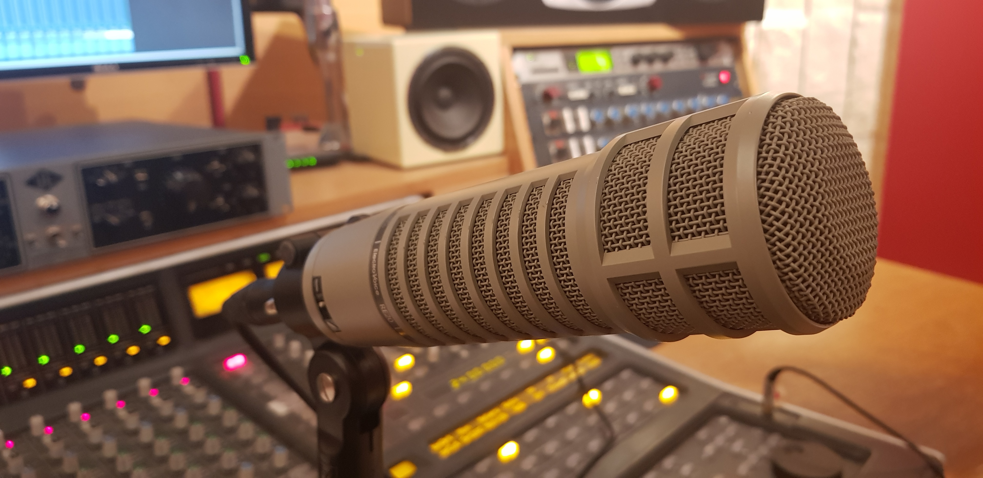 Electro-Voice RE20 : EV Re20 Studio 3:4 droite