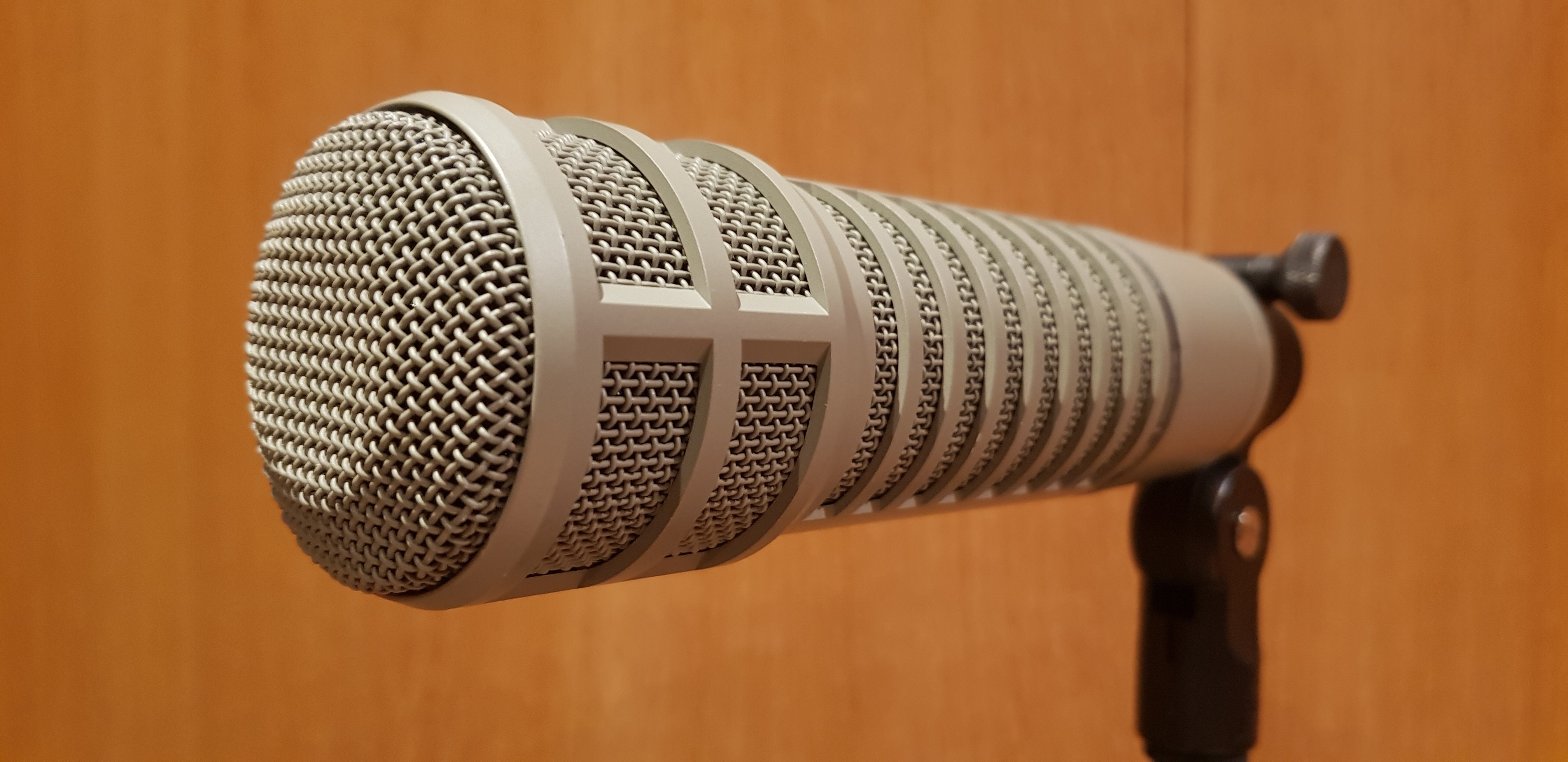 Electro-Voice RE20 : EV Re20 bois 3:4 gauche