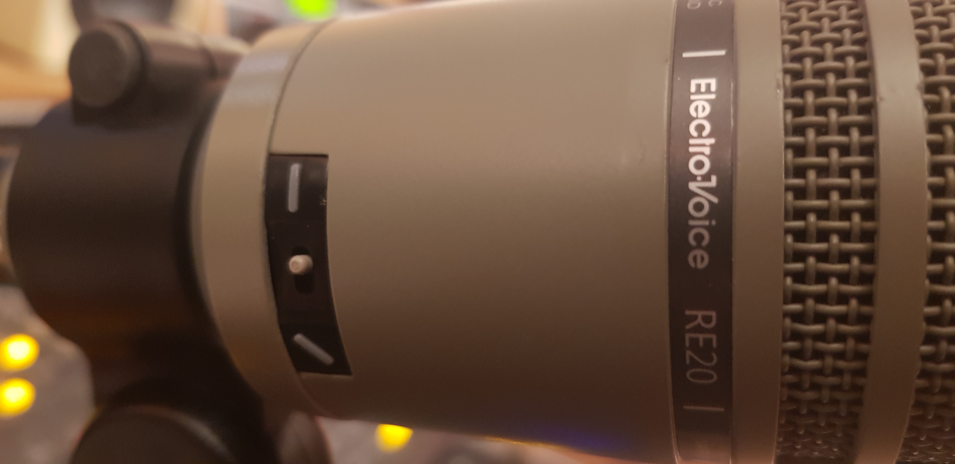 Electro-Voice RE20 : EV Re20 coupebas