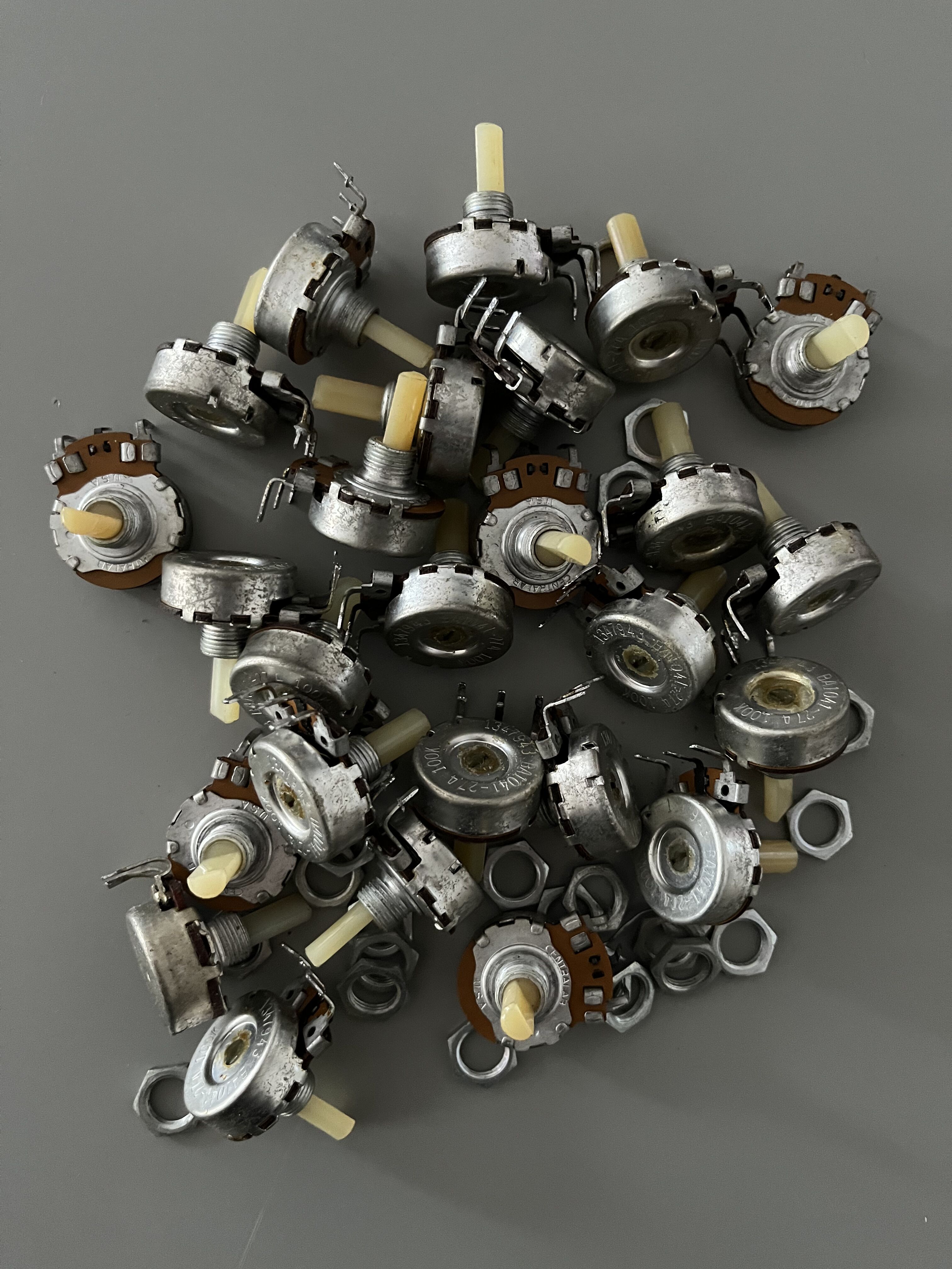 Vends 26 potentiomètres Prophet 5 rev2