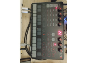 IK Multimedia UNO Synth (25483)