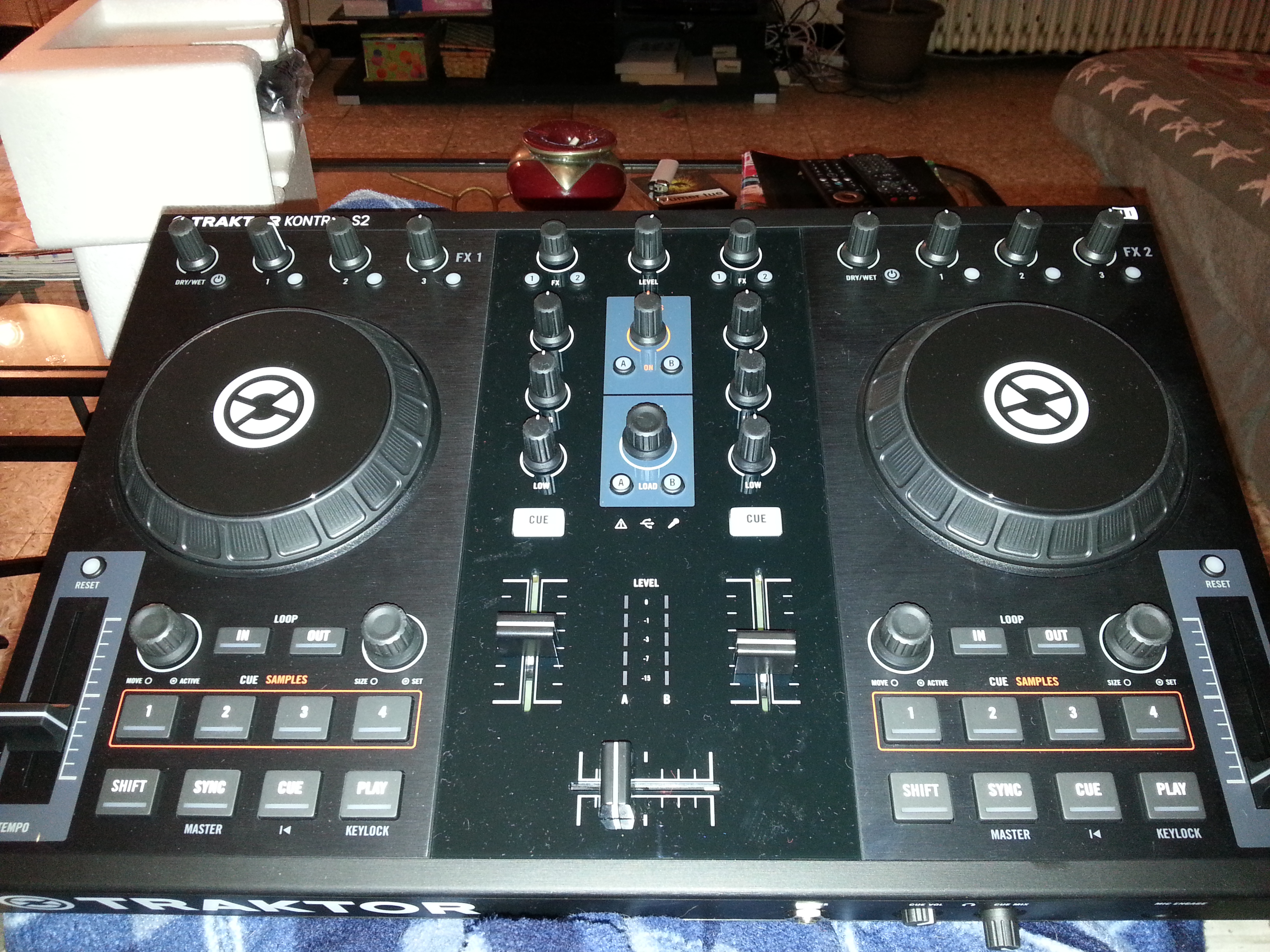 Native Instruments Traktor Kontrol S2