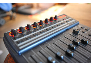 Behringer Fader BCF2000