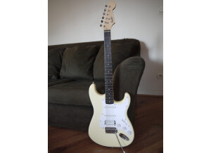 Squier Bullet Bullet Strat HSS with Tremolo - Artic White Rosewood