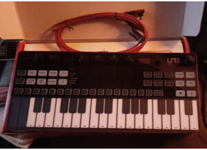 IK Multimedia Uno Synth Pro Desktop (20350)