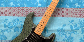 Fender Stratocaster Standard (Original Custom Body by La Pigne Ailée) n°MX11219169 (2011 Mexico) - Green reptile camouflage col