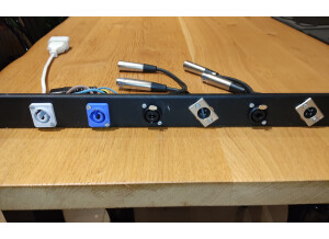 Thon Rack Panel 1U 8XLR