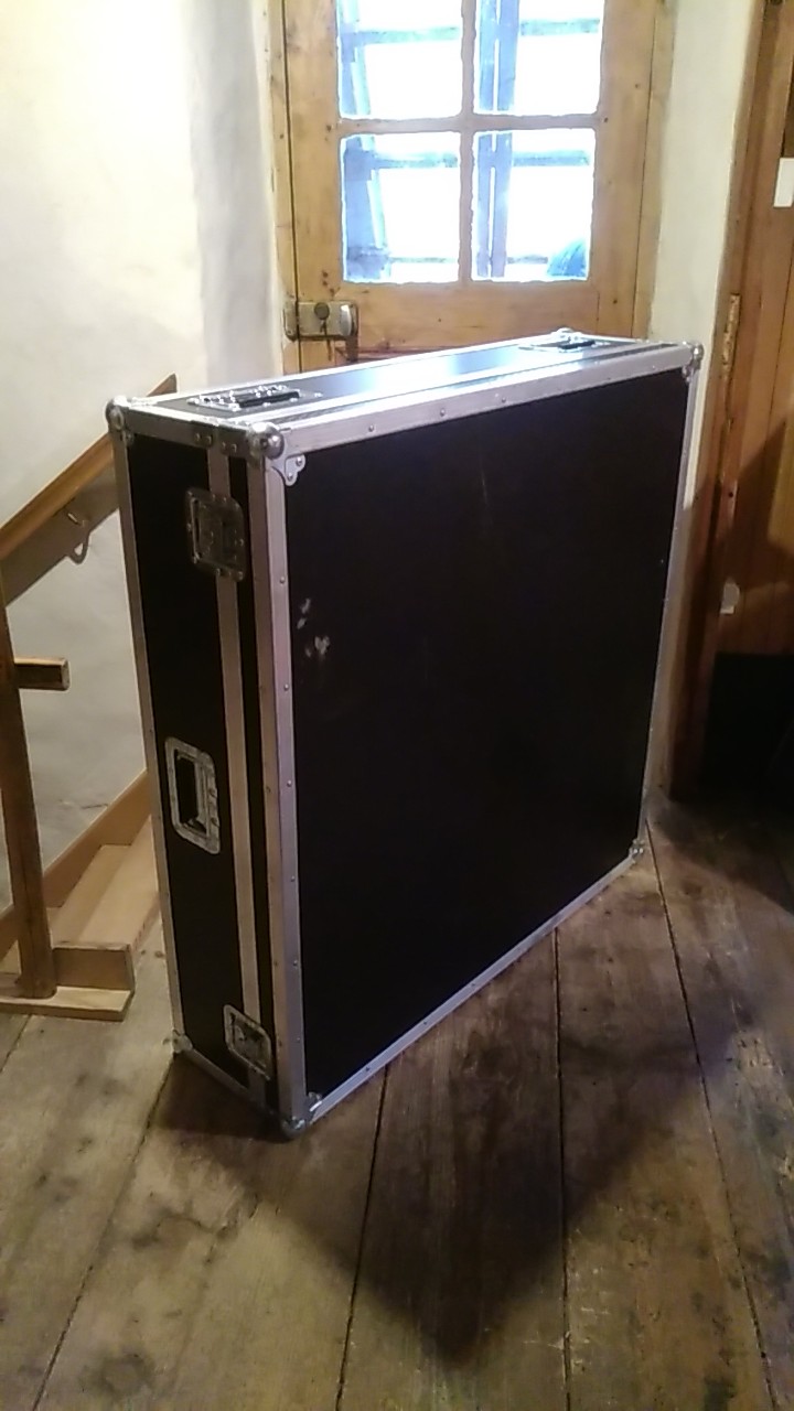 Vends flight case table de mixage dimensions intérieures 98x96x22 cm