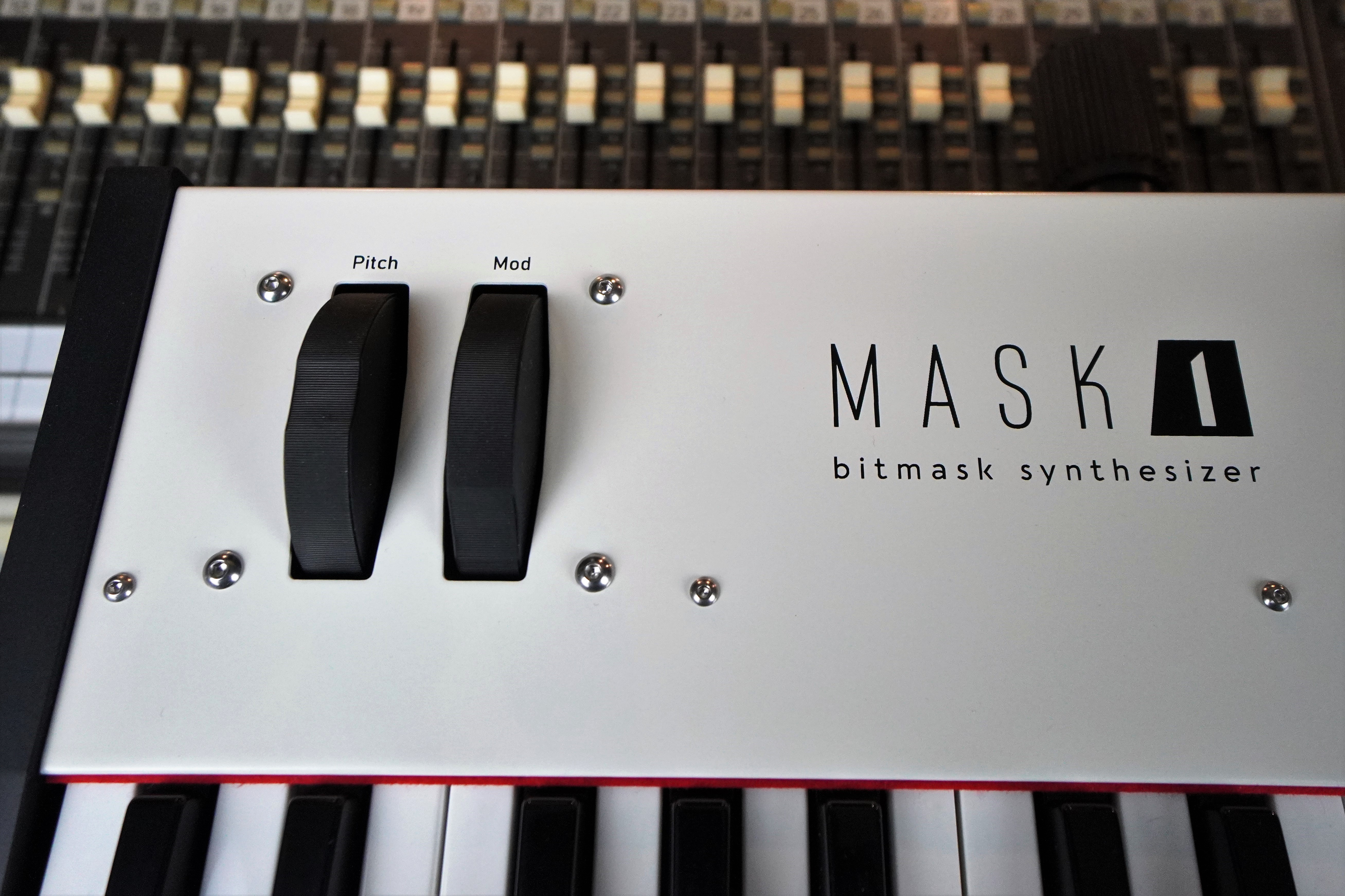 Mask1 2tof 08 face d&eacute;tail