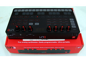 IK Multimedia UNO Synth (6912)