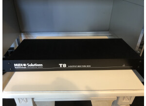 Midi Solutions T8 8-output MIDI Thru Box (59591)
