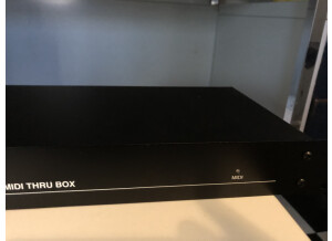 Midi Solutions T8 8-output MIDI Thru Box (23269)