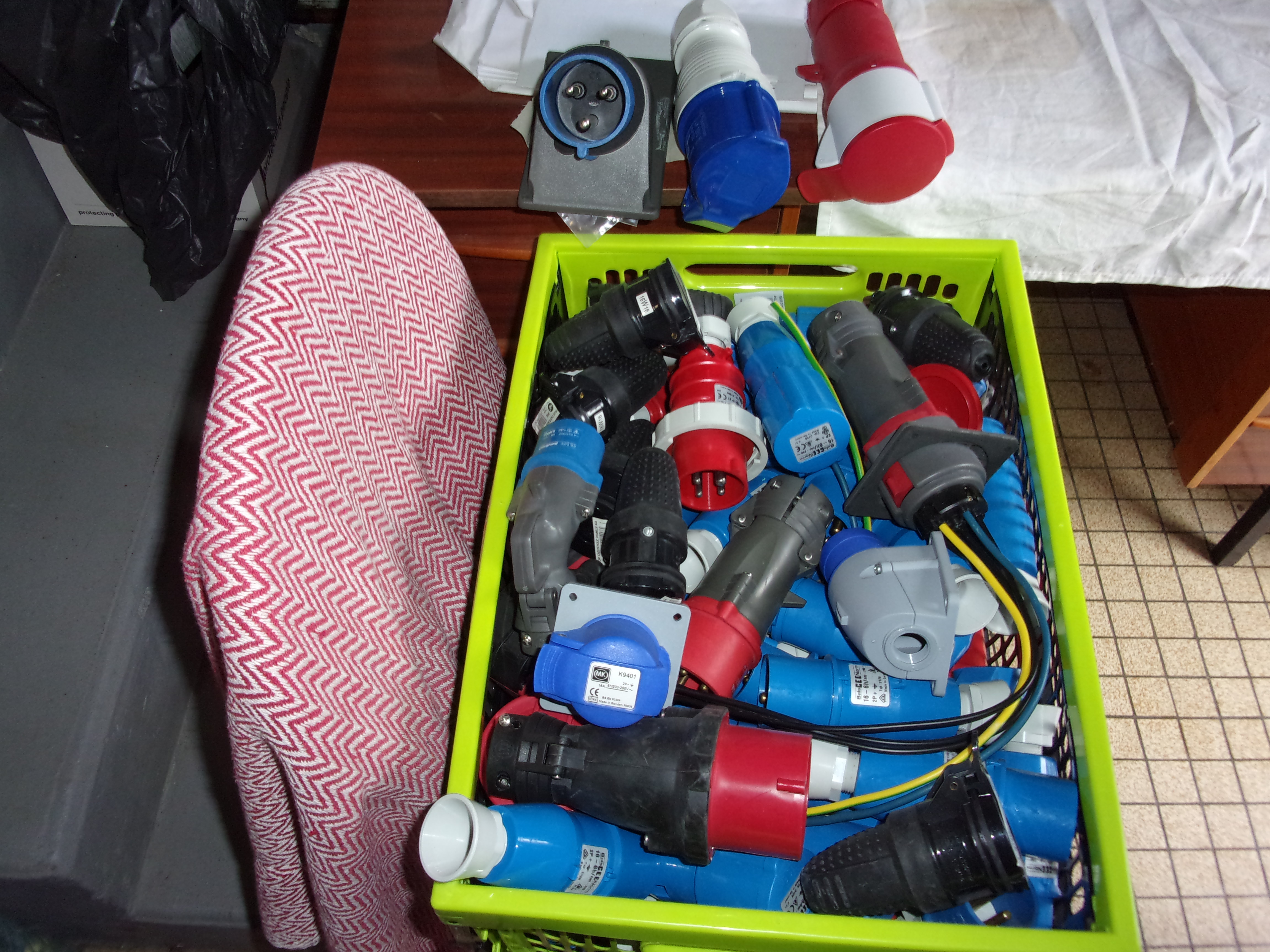 Ensemble de connecteurs  mono et triphasés neufs (Legrand)