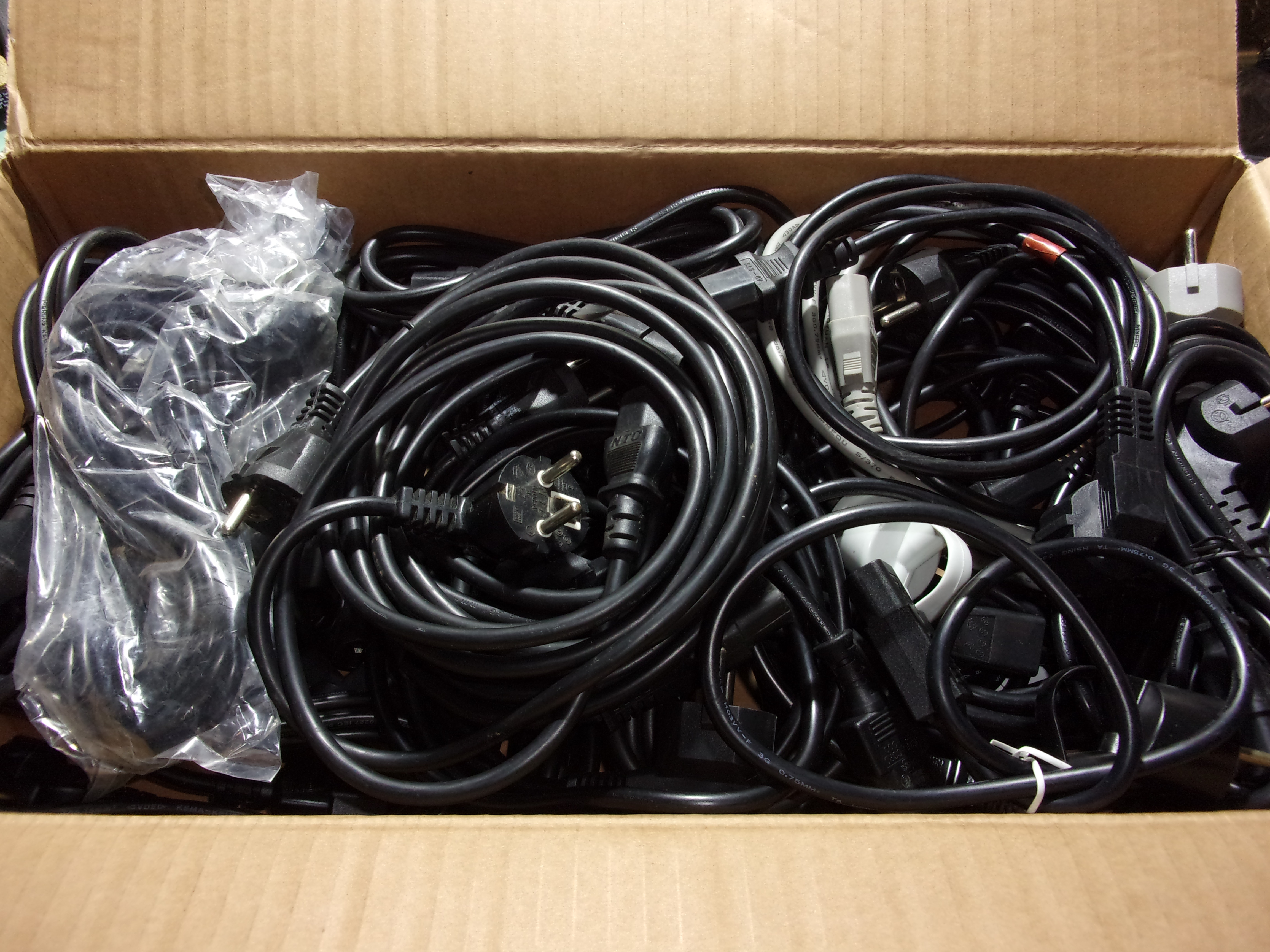 Accessoires neufs pour éclairgistes et sonorisateurs