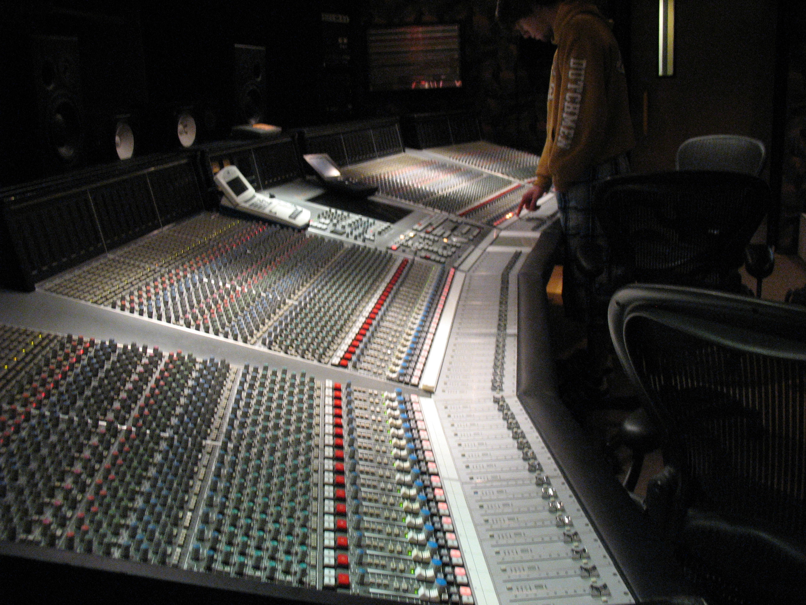 le Pub soci&eacute;tal : SSL9000J opposite side
