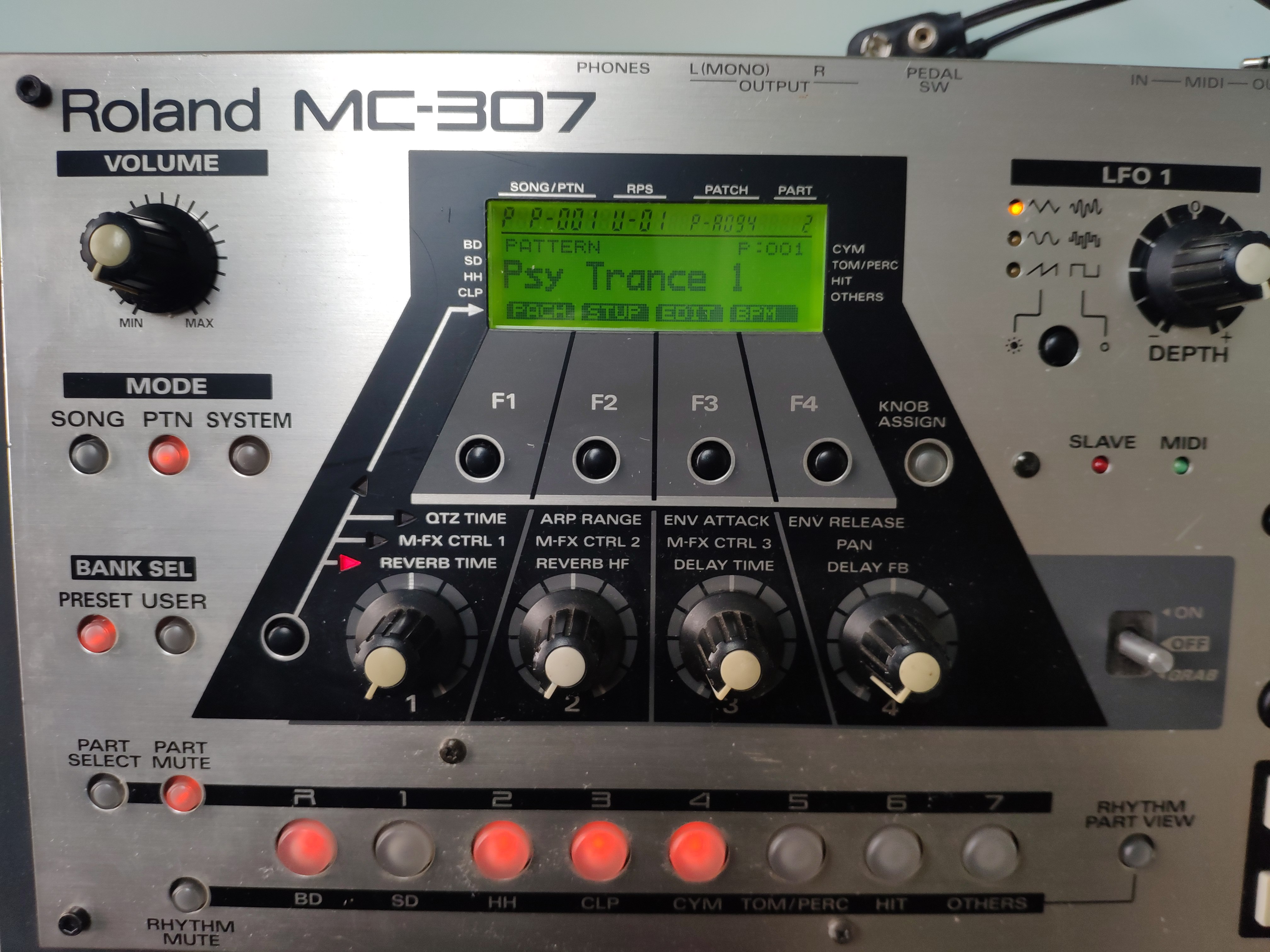 Pictures and images Roland MC-307 - Audiofanzine