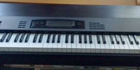 Vends Korg 01W Pro X Excellent état. Fonctionne parfaitement avec écran changé