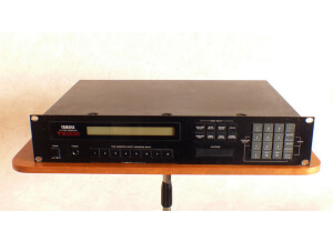 Yamaha TX802 (92107)
